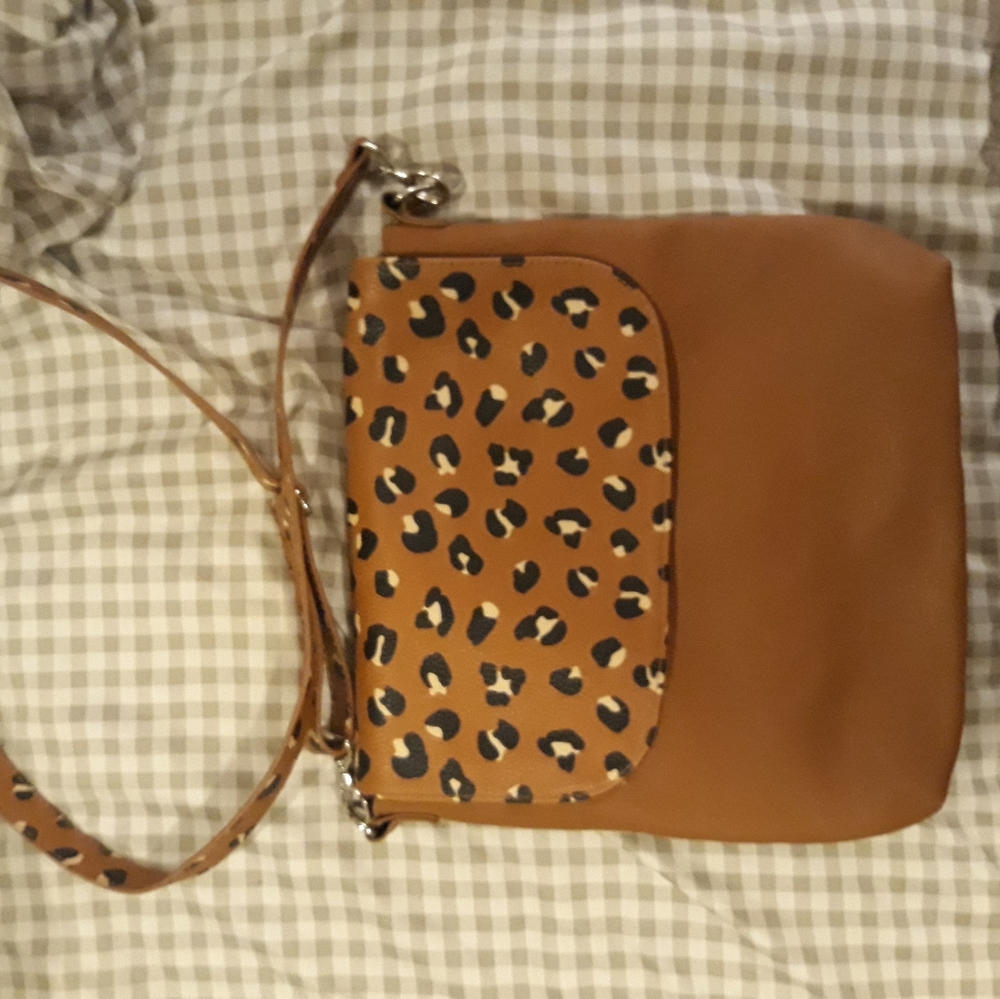 Thirty one leopard purse